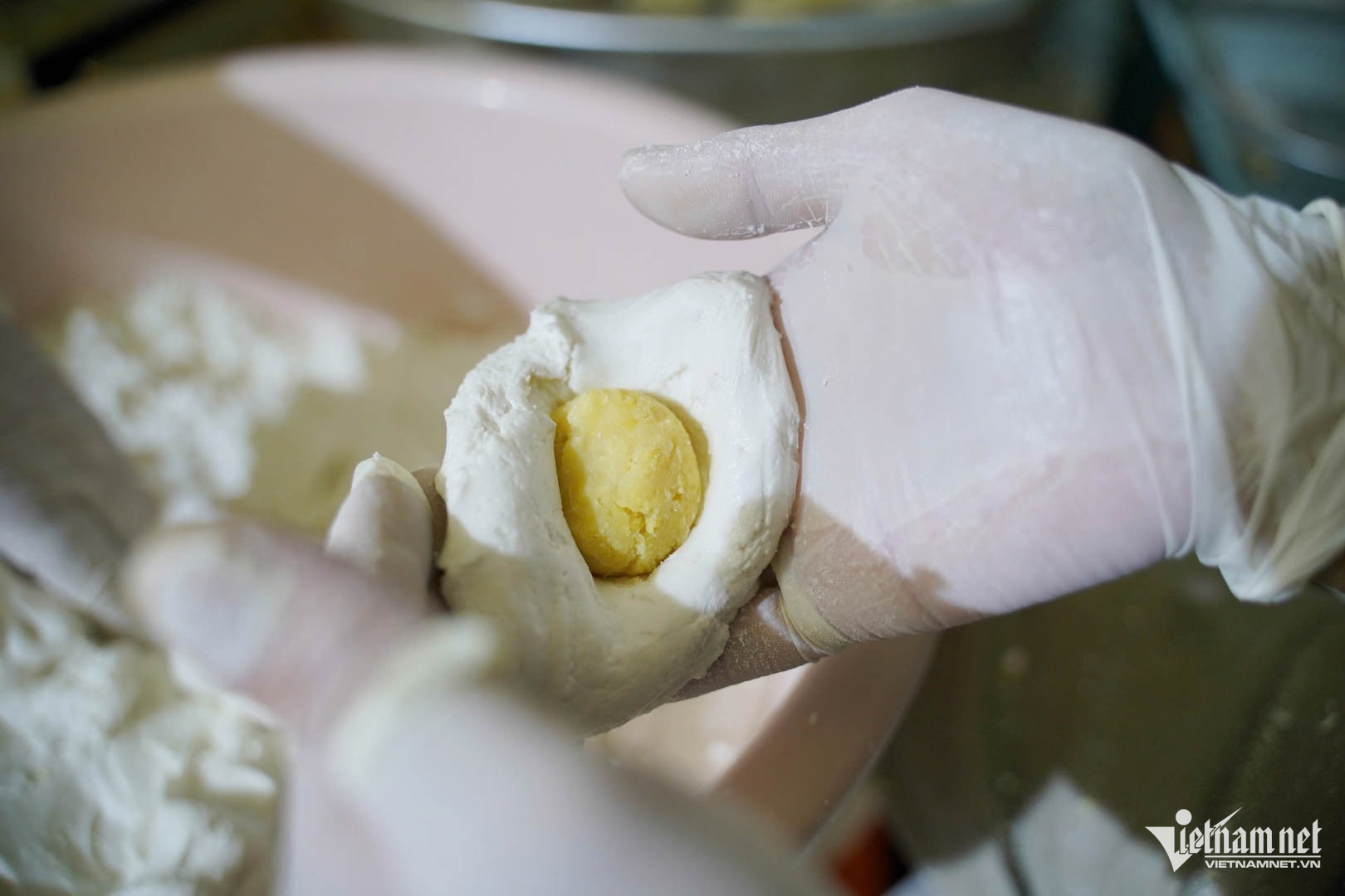 Quán siêu nhỏ ngày bán vài nghìn chiếc bánh rán, khách đứng kín vỉa hè chờ mua-4