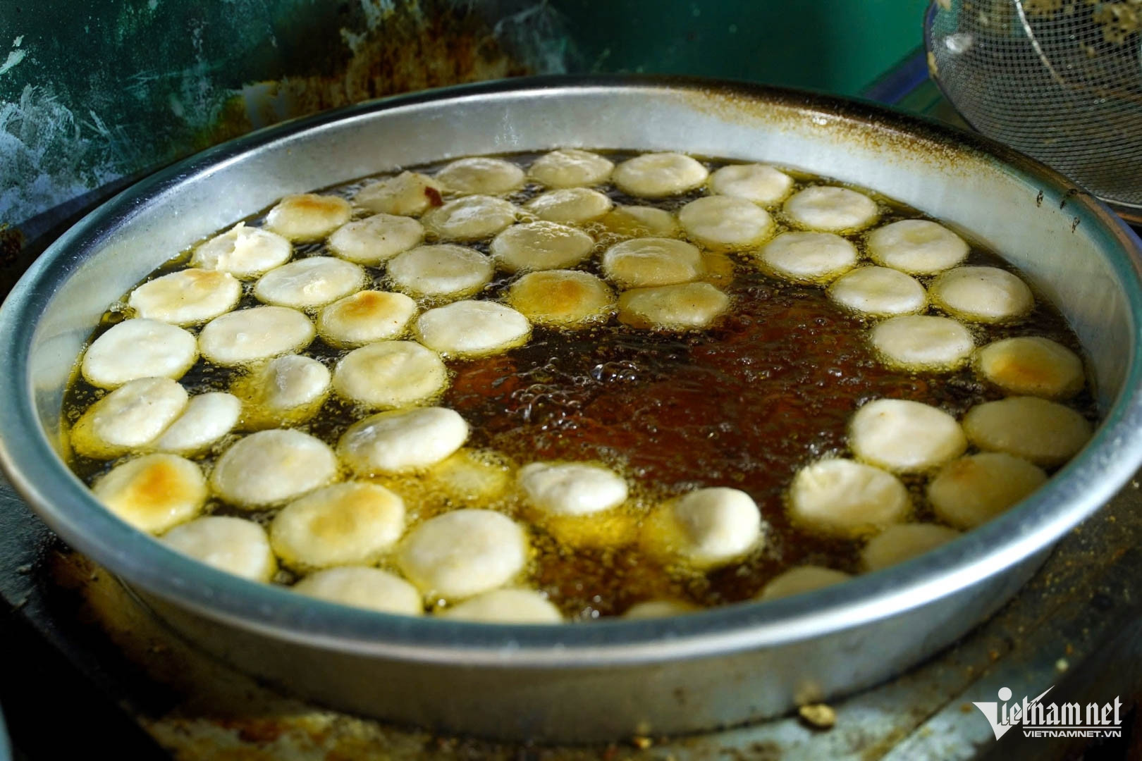 Quán siêu nhỏ ngày bán vài nghìn chiếc bánh rán, khách đứng kín vỉa hè chờ mua-5