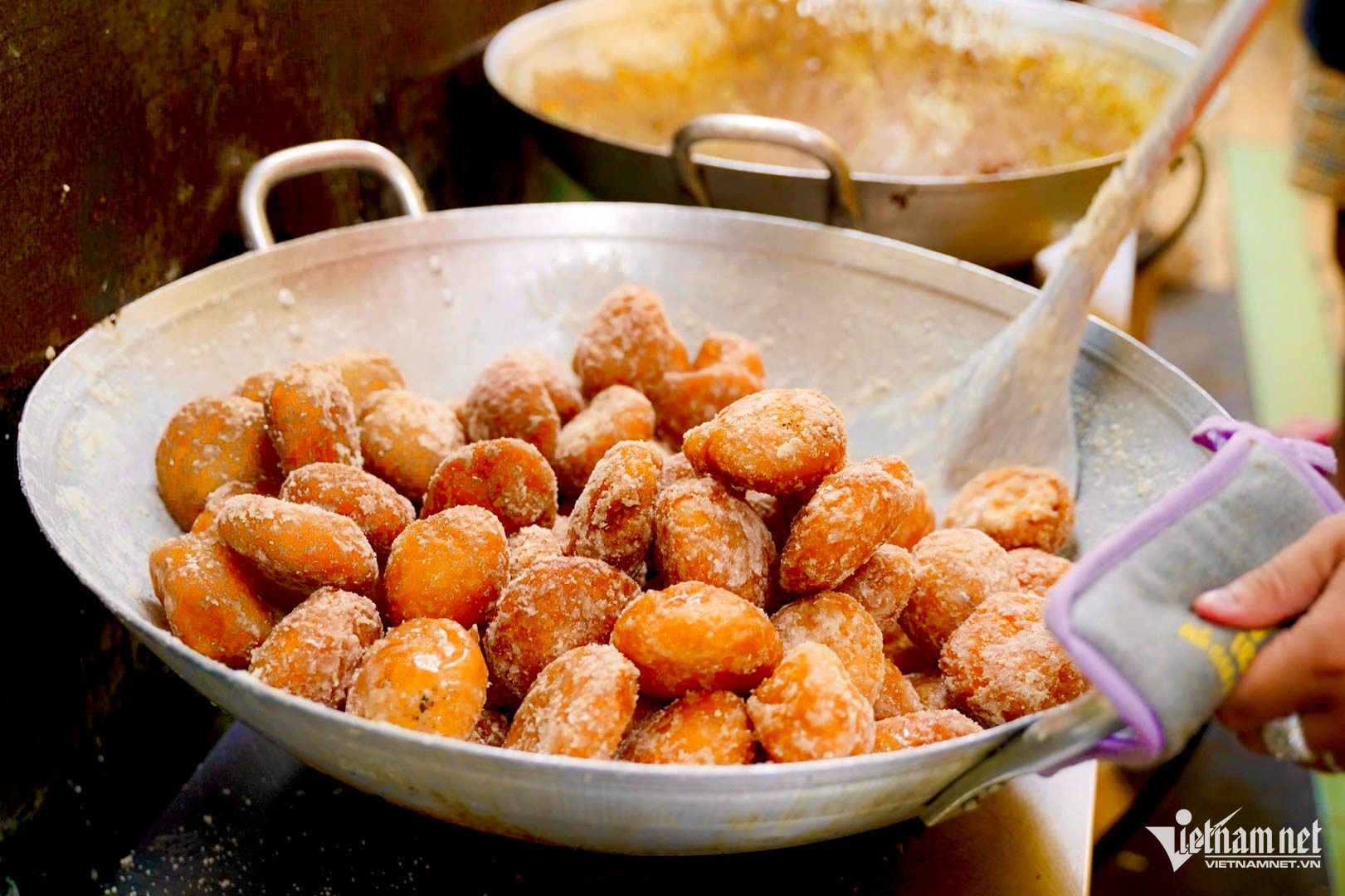 Quán siêu nhỏ ngày bán vài nghìn chiếc bánh rán, khách đứng kín vỉa hè chờ mua-6