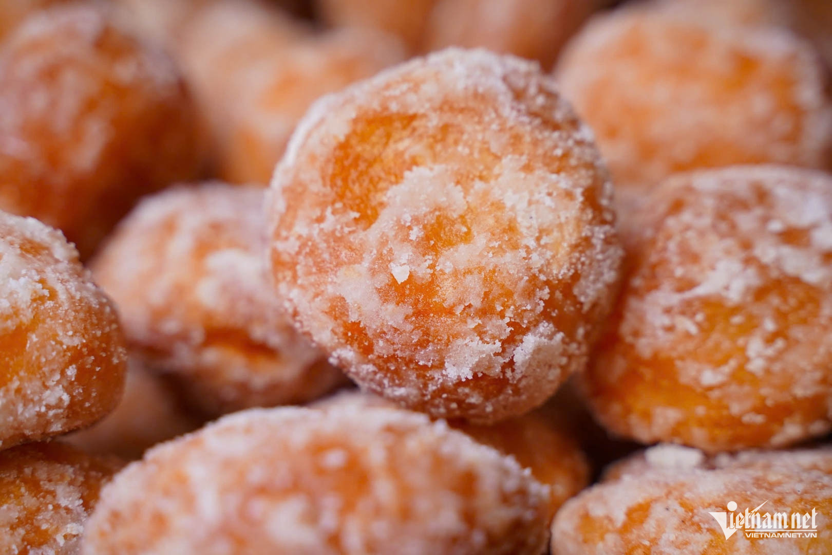 Quán siêu nhỏ ngày bán vài nghìn chiếc bánh rán, khách đứng kín vỉa hè chờ mua-8