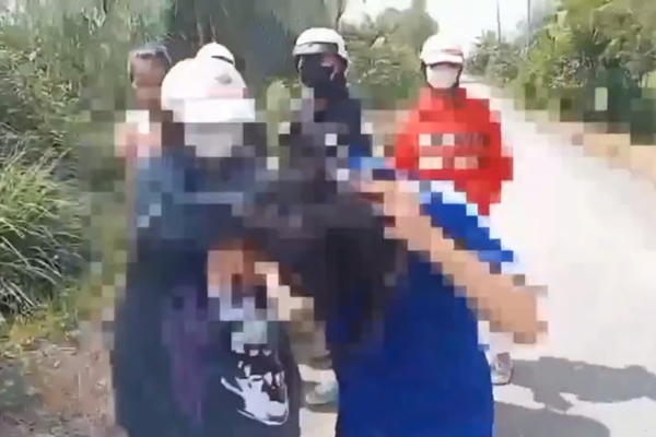 Trả sai mũ bảo hiểm, nữ sinh lớp 7 bị đánh hội đồng-2