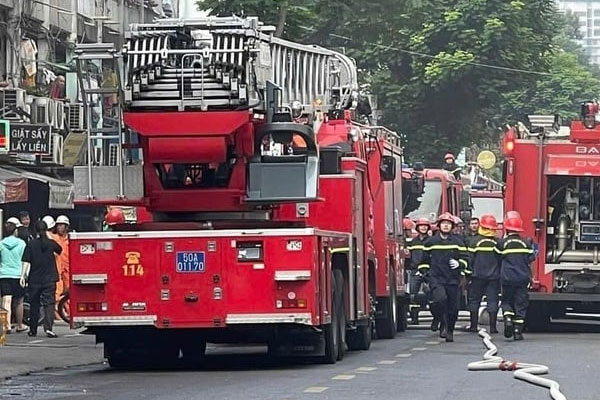 Cháy nhà 8 tầng ở Hà Nội, 7 người được hướng dẫn thoát nạn-2