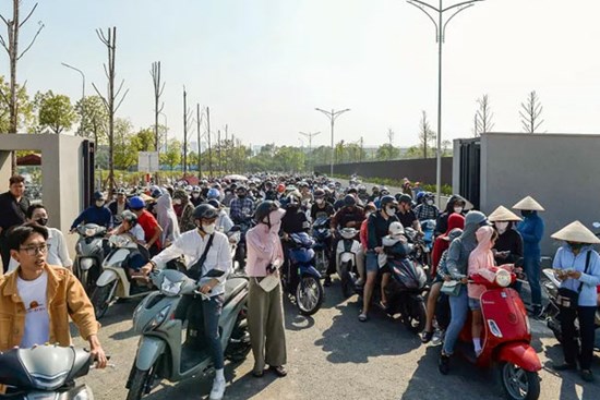 Hơn 4 vạn khách tham quan Bảo tàng Lịch sử Quân sự, đại lộ Thăng Long ùn tắc