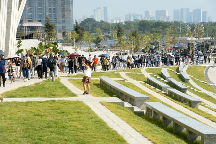 Hơn 4 vạn khách tham quan Bảo tàng Lịch sử Quân sự, đại lộ Thăng Long ùn tắc-5