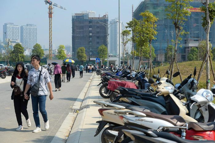 Hơn 4 vạn khách tham quan Bảo tàng Lịch sử Quân sự, đại lộ Thăng Long ùn tắc-4