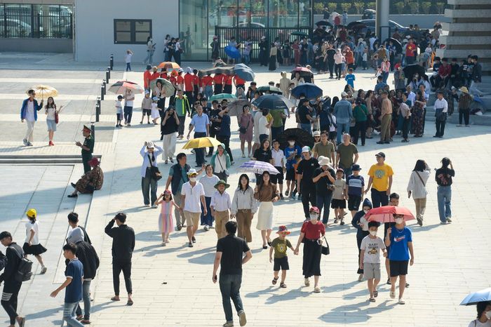 Hơn 4 vạn khách tham quan Bảo tàng Lịch sử Quân sự, đại lộ Thăng Long ùn tắc-6