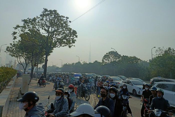 Hơn 4 vạn khách tham quan Bảo tàng Lịch sử Quân sự, đại lộ Thăng Long ùn tắc-3