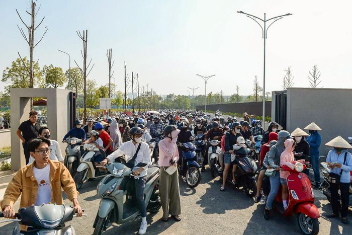 Hơn 4 vạn khách tham quan Bảo tàng Lịch sử Quân sự, đại lộ Thăng Long ùn tắc-1