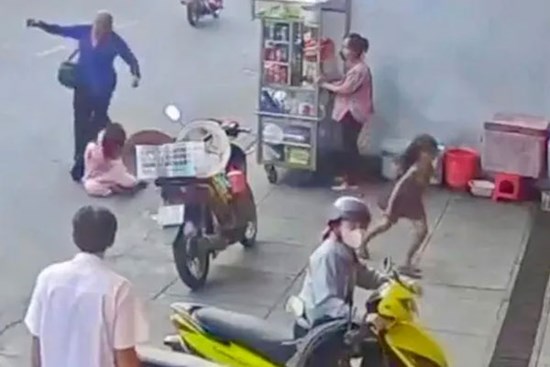 Vụ trẻ bị bạo hành giữa đường: Vô cảm đến lạnh người!