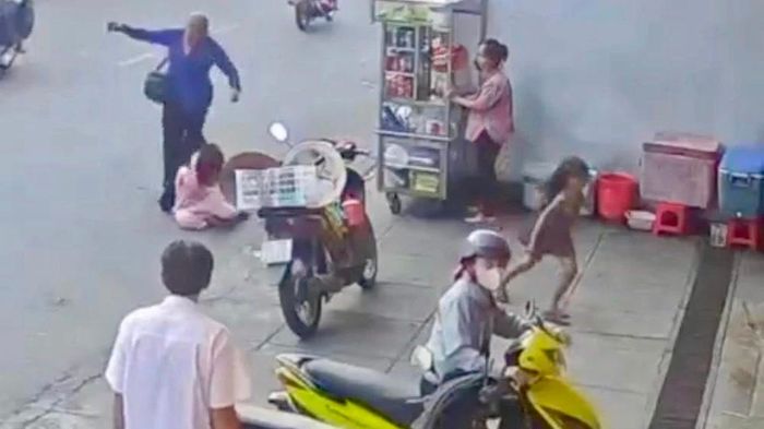 Vụ trẻ bị bạo hành giữa đường: Vô cảm đến lạnh người!-1