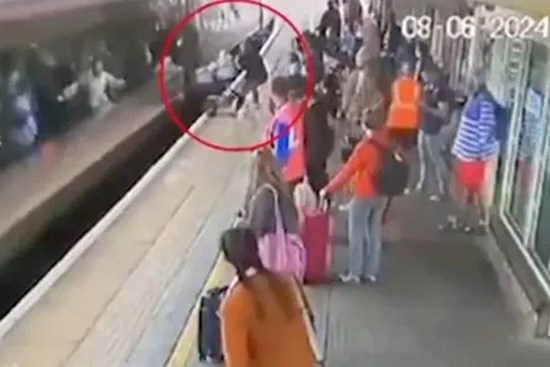 Xe đẩy bị tàu hỏa đâm trúng, bé 2 tháng tuổi thoát chết trong gang tấc
