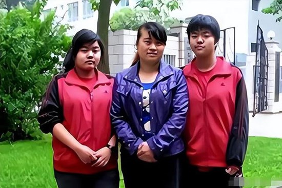 Nhận nuôi hai đứa trẻ bị nhà chủ bỏ rơi, bảo mẫu nhận trái ngọt sau nhiều năm