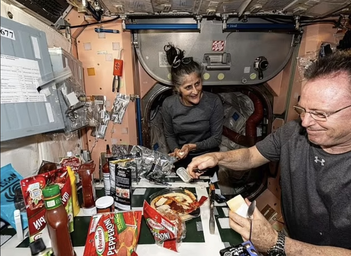 Nữ phi hành gia Mỹ mắc kẹt trên trạm vũ trụ bị sụt cân, chỉ còn da bọc xương-3