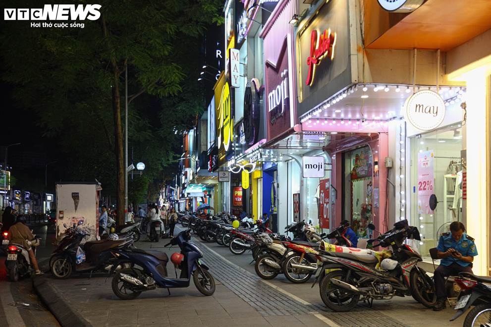 Khách thờ ơ mua sắm, cửa hàng vắng ngắt trước ngày hội siêu giảm giá 11/11-3