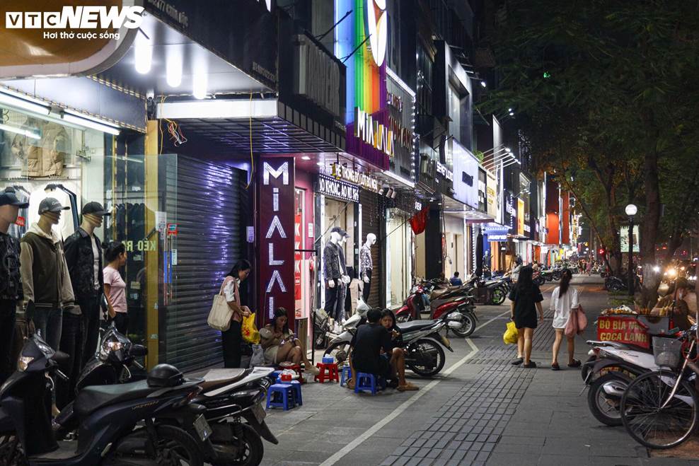 Khách thờ ơ mua sắm, cửa hàng vắng ngắt trước ngày hội siêu giảm giá 11/11-2