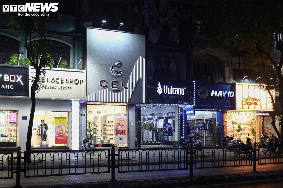 Khách thờ ơ mua sắm, cửa hàng vắng ngắt trước ngày hội siêu giảm giá 11/11-4