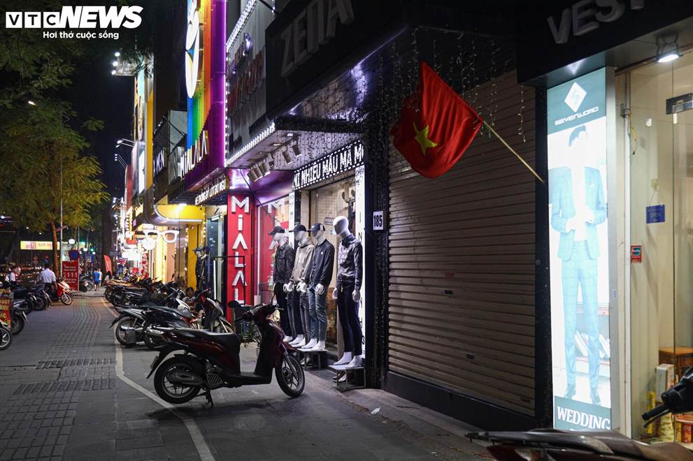 Khách thờ ơ mua sắm, cửa hàng vắng ngắt trước ngày hội siêu giảm giá 11/11-5