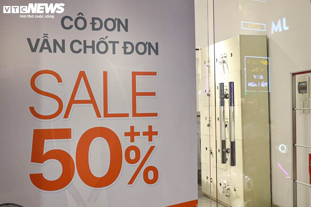 Khách thờ ơ mua sắm, cửa hàng vắng ngắt trước ngày hội siêu giảm giá 11/11-9