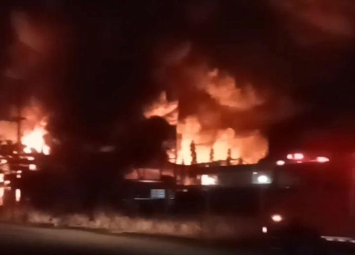 Cháy kho chứa nguyên liệu thuốc bảo vệ thực vật ở Long An-1