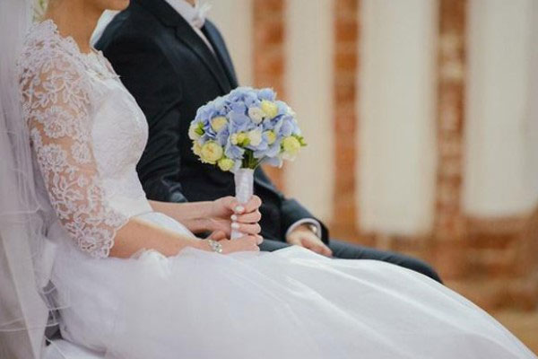 Nhà trai mời bạn gái cũ của chú rể đến đám cưới, cô dâu lập tức làm việc này-1