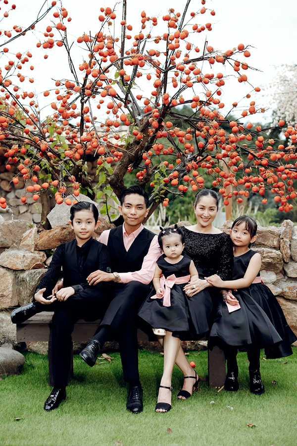 Khánh Thi khoe con út đáng yêu nhưng khán giả lại chú ý đến dòng bình luận của Phan Hiển-8