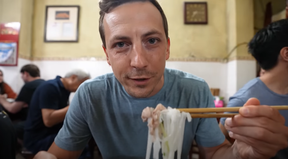 Khách Tây thử phở gia truyền ở Hà Nội, hết lời khen ngon, húp cạn cả nước dùng-2