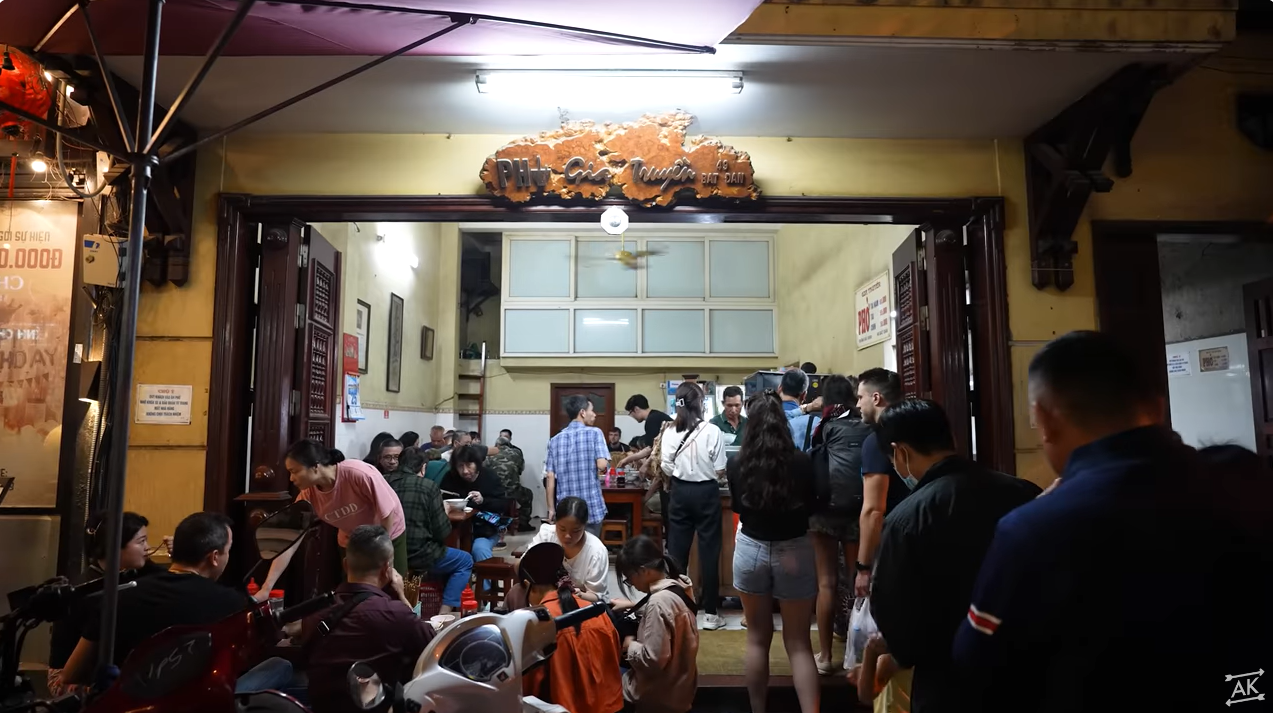 Khách Tây thử phở gia truyền ở Hà Nội, hết lời khen ngon, húp cạn cả nước dùng-3