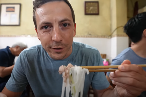 Khách Tây lần đầu nấu món Việt, thích thú học gói nem ở Ninh Bình-5