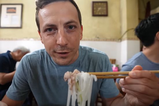 Khách Tây thử phở gia truyền ở Hà Nội, hết lời khen ngon, húp cạn cả nước dùng