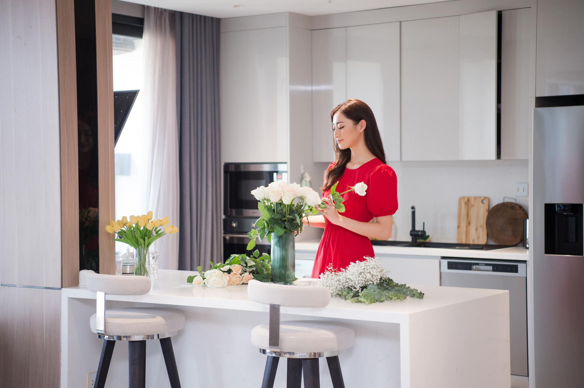 Hoa hậu Việt học tiến sĩ ở tuổi 24 sở hữu cơ ngơi thế nào?-8