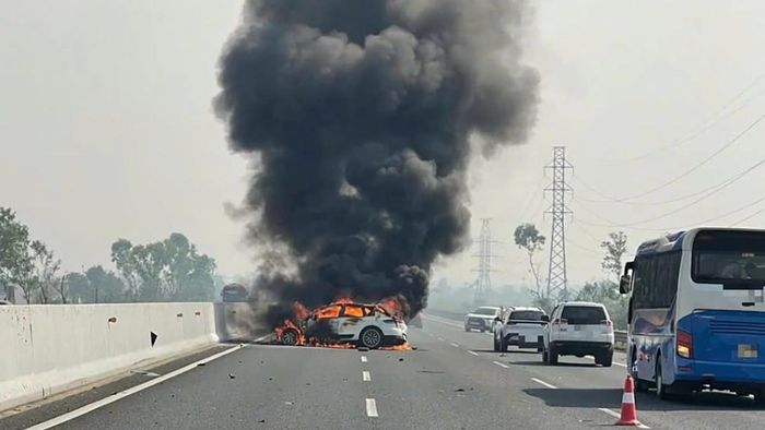 Ô tô Porsche cháy dữ dội trên cao tốc Hà Nội - Hải Phòng-1