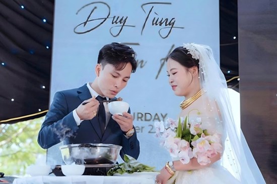 Giới trẻ đưa nhiều nghi thức mới lạ vào ngày cưới, nhanh chóng lên 'viral' với hàng triệu lượt xem