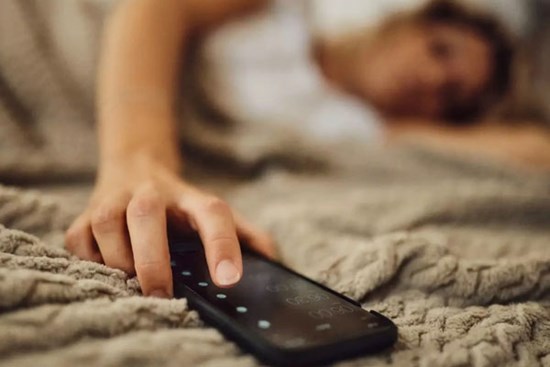 Ngủ cạnh điện thoại vào ban đêm, bạn phải lưu ý 2 điều này