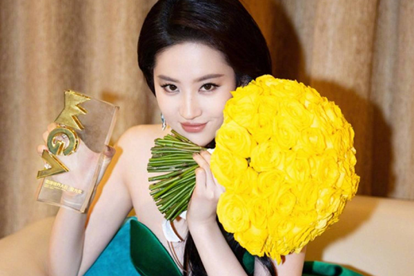 Lưu Diệc Phi bên cha nuôi tỷ phú-5