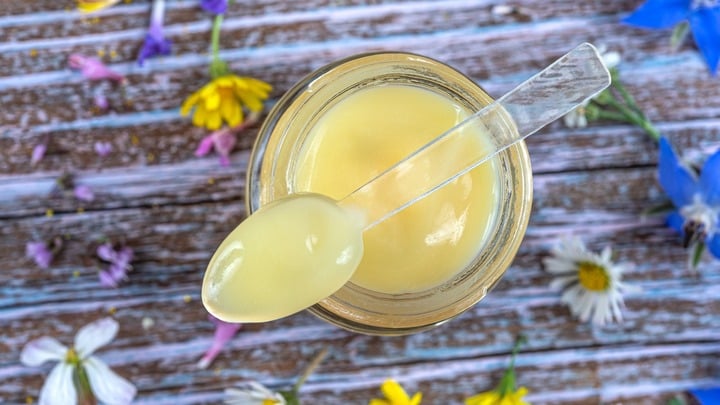 Mẹo phân biệt sữa ong chúa chuẩn, sạch-1