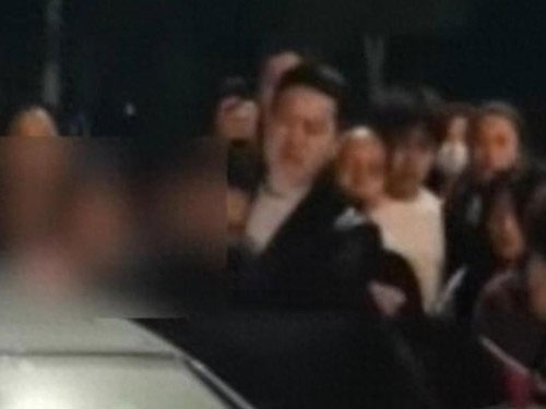 Bị bắt quả tang ngoại tình, cả chồng và mẹ chồng đều xông lên bảo vệ kẻ thứ 3 khiến vợ đứng hình-1