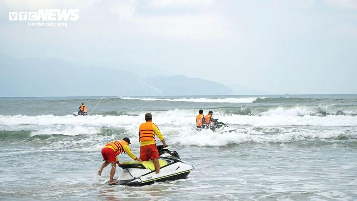 Tắm biển, 2 học sinh Đà Nẵng bị sóng cuốn-1