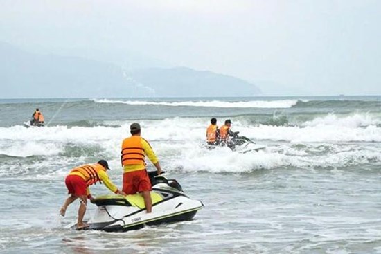 Tắm biển, 2 học sinh Đà Nẵng bị sóng cuốn