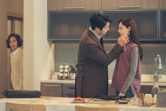 Bị bắt quả tang ngoại tình, cả chồng và mẹ chồng đều xông lên bảo vệ kẻ thứ 3 khiến vợ 'đứng hình'