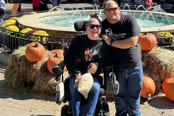 Cô gái khuyết tật có người yêu nhờ vụ cá cược với bạn thân đã qua đời-1