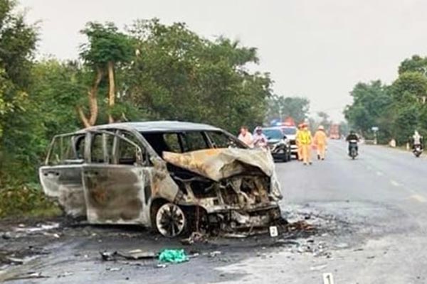 Cứu 2 người mắc kẹt trong đám cháy nhà 3 tầng ở trung tâm TPHCM-3