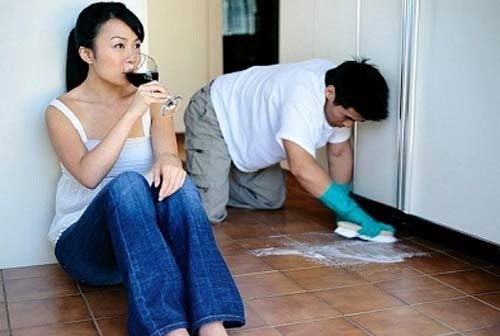 Mang tiếng ở nhà nội trợ chăm con nhưng hở ra là thấy vợ nằm xem ti vi để nhà cửa nhếch nhác, con bị hăm tã vì bẩn-1