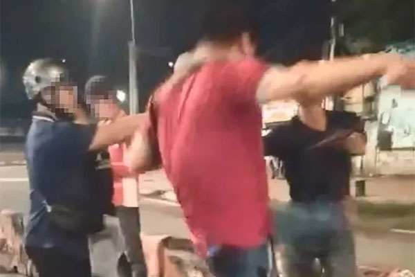 CLIP: Thanh niên dùng dao kề vào cổ nữ chủ tiệm điện thoại và đưa vào phòng trói lại-3