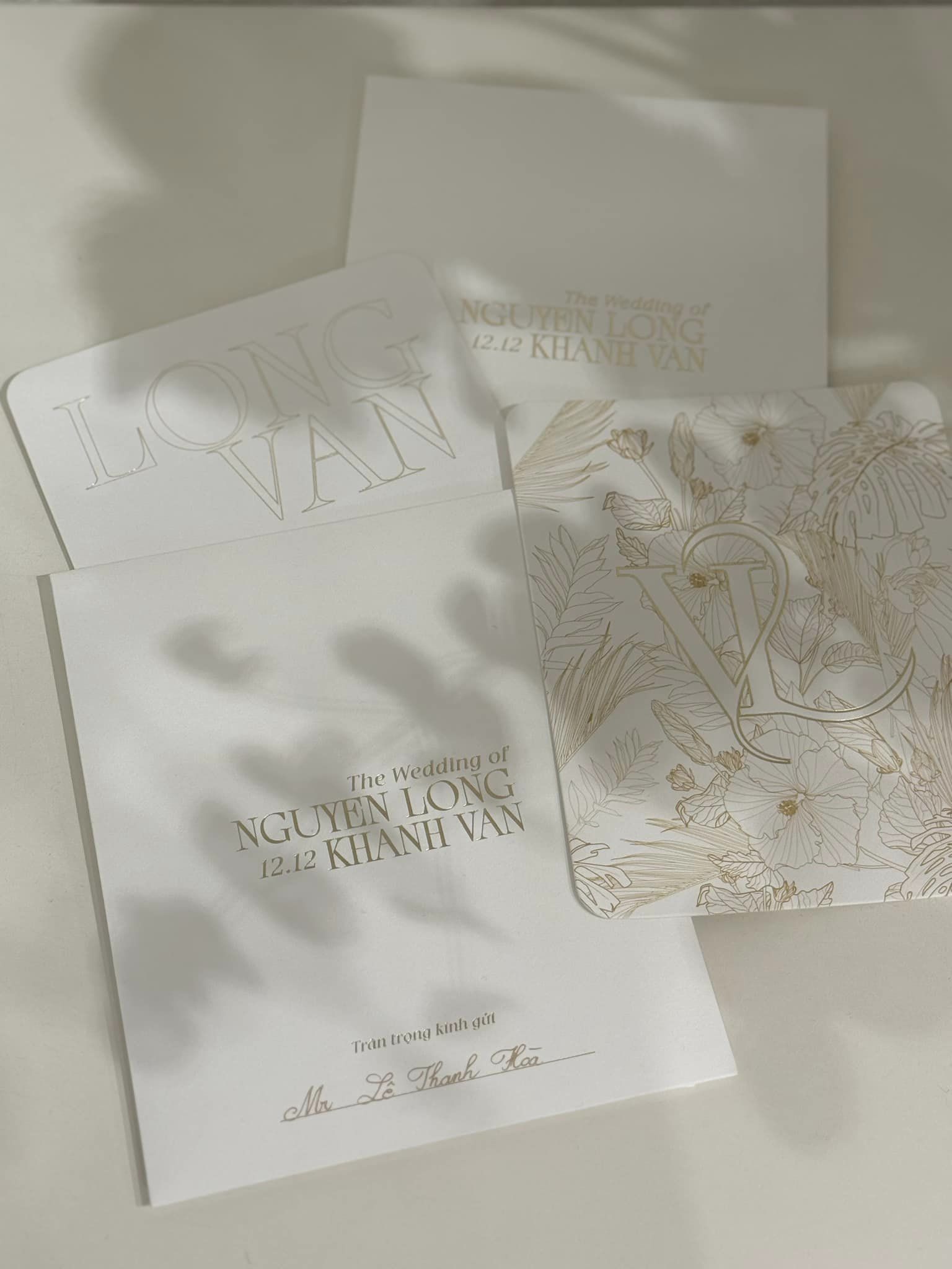 Hé lộ thiệp cưới của Hoa hậu Khánh Vân với nhiếp ảnh gia hơn 17 tuổi-1