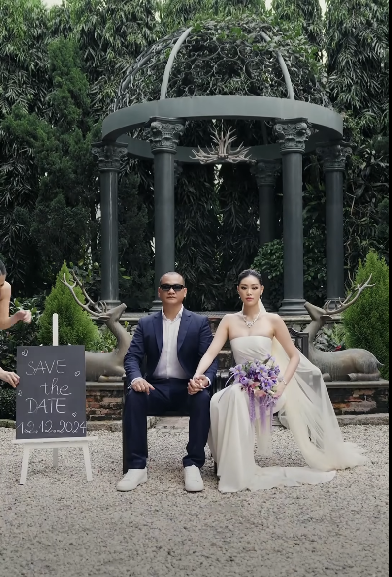 Hé lộ thiệp cưới của Hoa hậu Khánh Vân với nhiếp ảnh gia hơn 17 tuổi-4