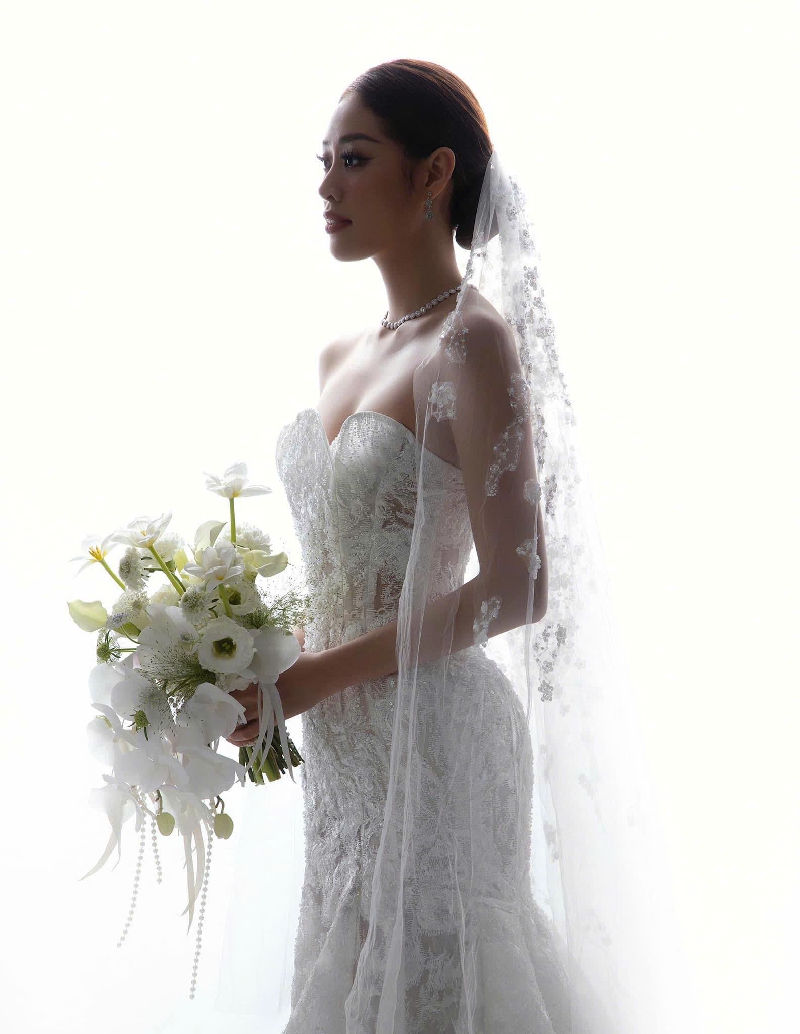 Hé lộ thiệp cưới của Hoa hậu Khánh Vân với nhiếp ảnh gia hơn 17 tuổi-3