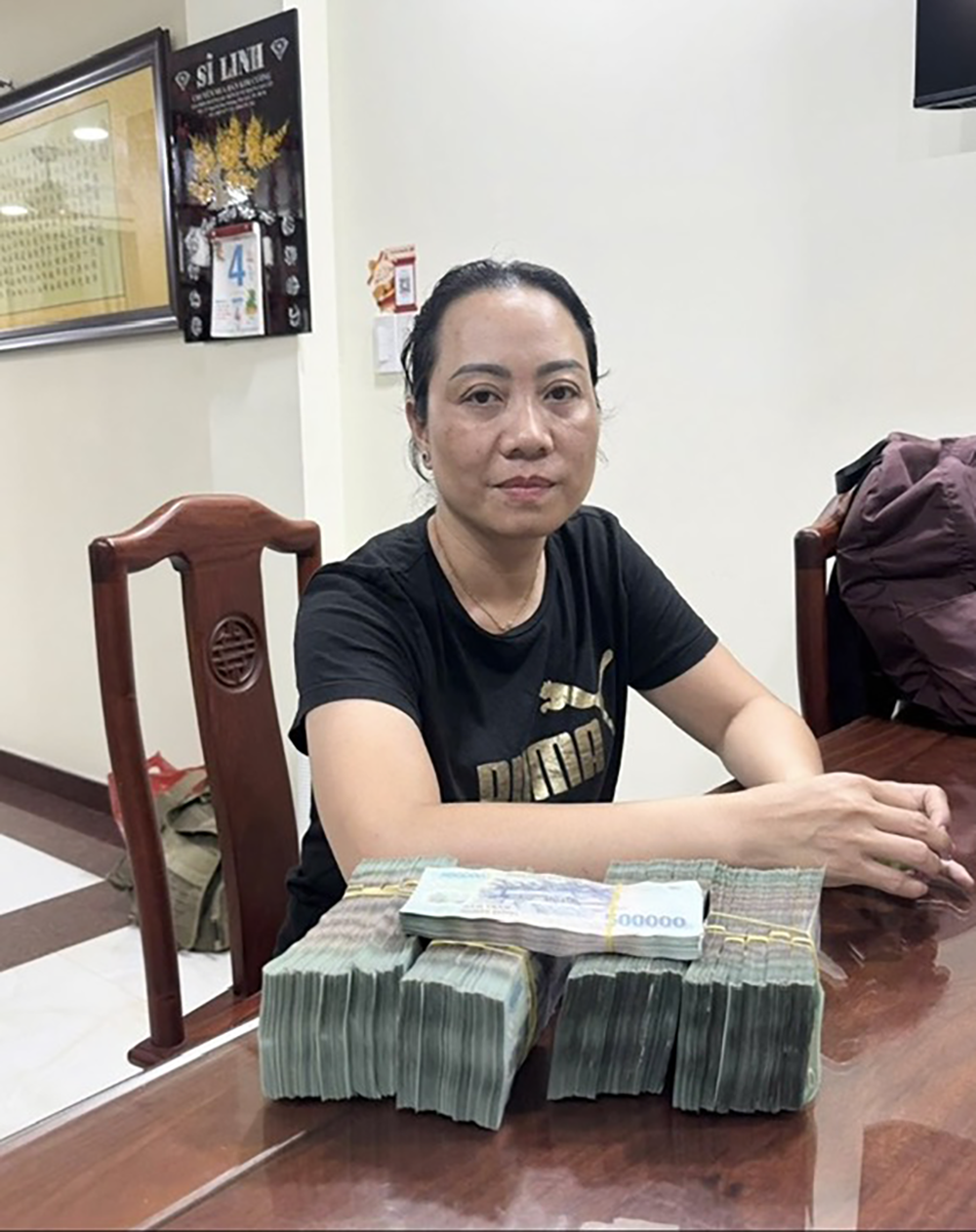 Bắt 2 người phụ nữ trong vụ chuyển hơn 700 viên kim cương vào Việt Nam-2