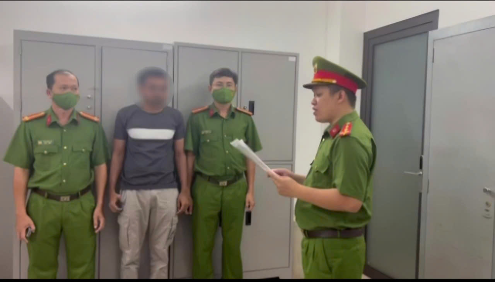 Bắt 2 người phụ nữ trong vụ chuyển hơn 700 viên kim cương vào Việt Nam-3