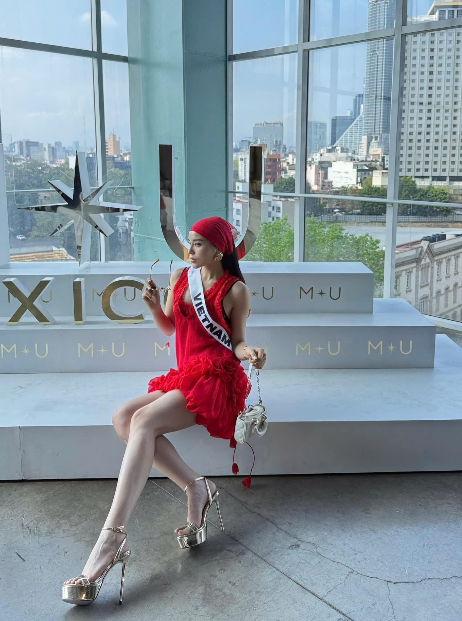 Soi loạt váy áo từ bánh bèo đến hở bạo của Kỳ Duyên-4