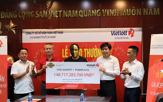 Người đàn ông ở TPHCM nhận độc đắc Vietlott gần 149 tỷ đồng